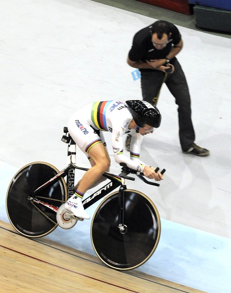 Alison Shanks on her way to victory in the women's 3000m individual pursuit 